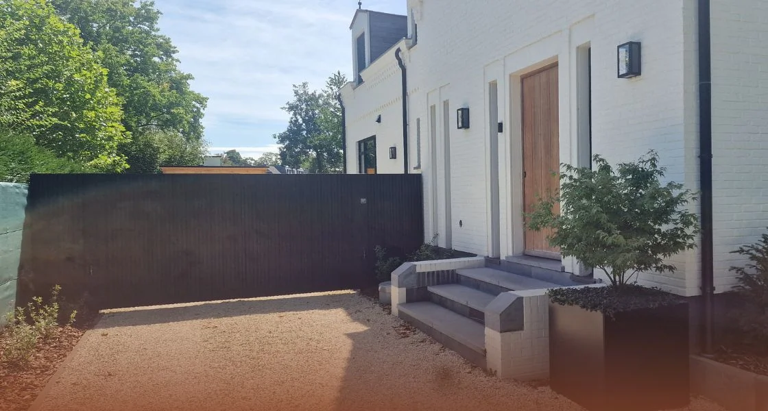 Įkvėpimas priekinio kiemo su įvažiavimu